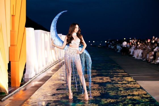 Thùy Tiên, Lương Thùy Linh, Tiểu Vy trình diễn thiết kế mới của Lê Thanh Hòa, Đỗ Long ảnh 6