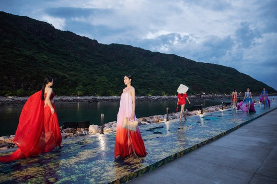 Thùy Tiên, Lương Thùy Linh, Tiểu Vy trình diễn thiết kế mới của Lê Thanh Hòa, Đỗ Long ảnh 9