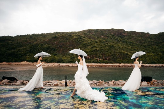 Thùy Tiên, Lương Thùy Linh, Tiểu Vy trình diễn thiết kế mới của Lê Thanh Hòa, Đỗ Long ảnh 3