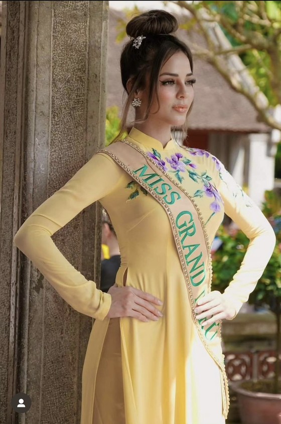 Tân hoa hậu duyên dáng trong tà áo dài Việt Nam ảnh 20