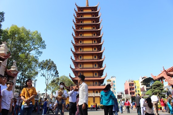 Dòng người đi lễ cầu an vào mùng 1 tết ở TPHCM ảnh 1