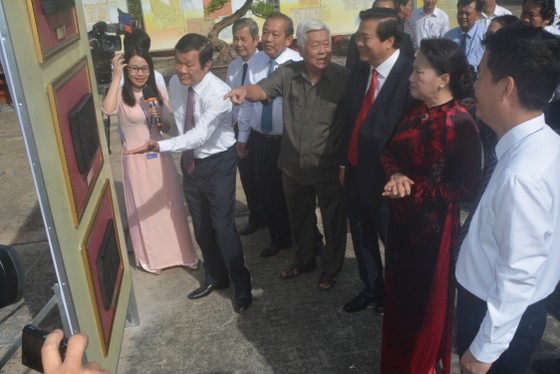 Lãnh đao Trung ương tham quan khu trưng bày hình ảnh về chiến tranh cứu nước của tỉnh Long An