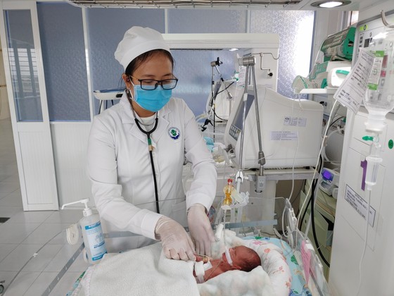 Phẫu thuật cứu sống bé gái sinh cực non bị thủng tạng rỗng ảnh 1