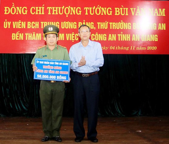 Đồng chí Lê Văn Nưng, Phó Bí thư Thường trực TỈnh ủy An Giang trao thưởng nóng cho Công an tỉnh An Giang