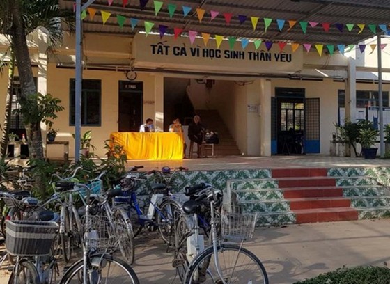 Vụ học sinh lớp 10 nghi tự tử tại trường ở An Giang: Đề xuất kỷ luật cảnh cáo Hiệu trưởng ảnh 1 Vụ học sinh lớp 10 nghi tự tử tại trường ở An Giang: Đề xuất kỷ luật cảnh cáo Hiệu trưởng ảnh 1