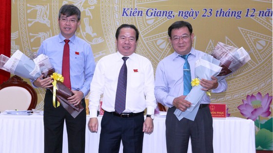 Ông Nguyễn Lưu Trung (bìa trái), vừa dược bầu giữ chức Phó Chủ tịch UBND tỉnh Kiên Giang nhiệm kỳ 2016- 20
