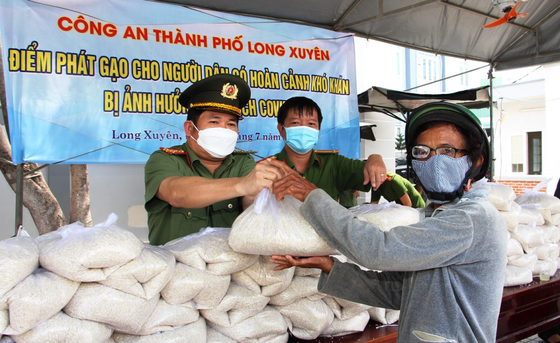 Công an tỉnh An Giang tặng 110 tấn gạo cho người nghèo khó ảnh 2