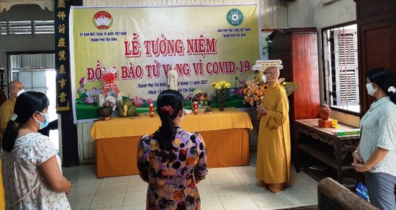 Trà Vinh và Vĩnh Long tổ chức lễ tưởng niệm đồng bào tử vong và cán bộ, chiến sĩ hy sinh trong đại dịch Covid-19 ảnh 1