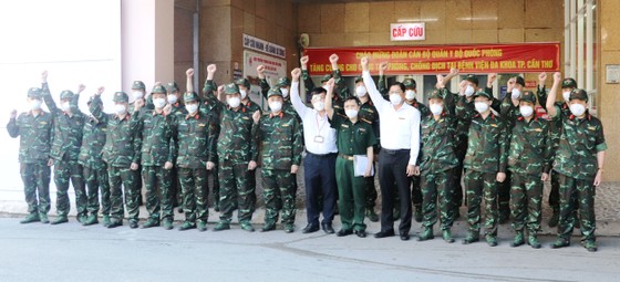 Trà Vinh, Cần Thơ tiếp nhận cán bộ quân y hỗ trợ phòng chống dịch Covid-19 ảnh 1