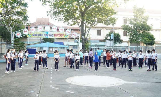 Học sinh khối 5 trường Tiểu học Nguyễn Du (TP Vĩnh Long) trở lại trường học trực tiếp. Ảnh: QUỐC AN