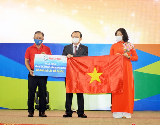 Thêm 20.000 lá cờ Tổ quốc được trao cho ngư dân Bạc Liêu ảnh 1