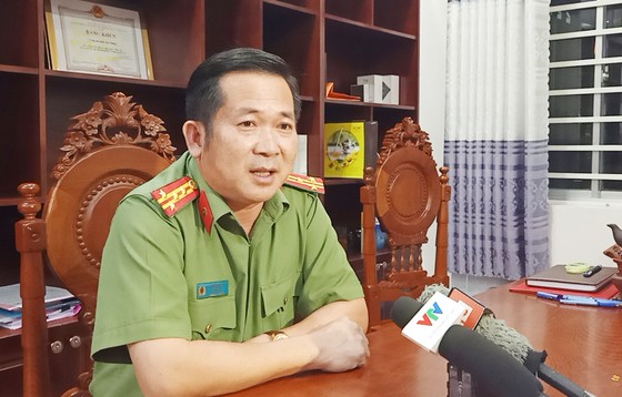 Đại tá Đinh Văn Nơi trả lời phỏng vấn báo chí tối 22-8. Ảnh: QUỐC BÌNH