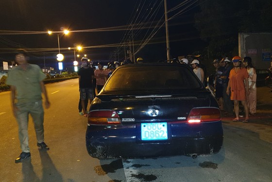 Ô tô biển số xanh gây tai nạn bị người dân Phú Quốc chặn lại. Ảnh: CTV