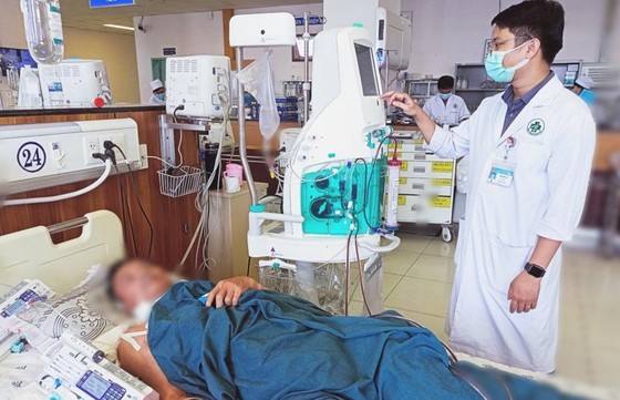 Một bệnh nhân bị ngộ độc nặng đang được điều trị tích cực tại Bệnh viện đa khoa trung tâm An Giang. Ảnh: CTV