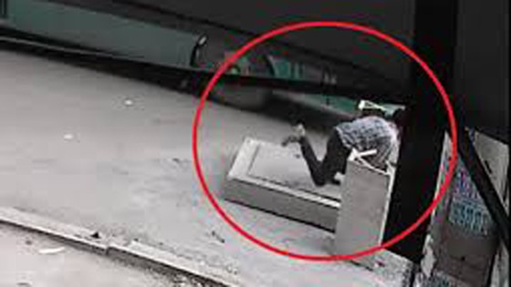 Hình ảnh cắt từ clip: Người đàn ông lọt xuống hố ga tử vong