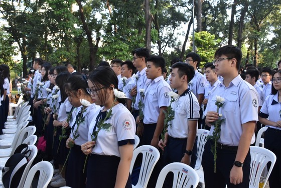 Tưởng niệm nạn nhân tai nạn giao thông: Nhớ người ra đi vì người ở lại ảnh 2 Tưởng niệm nạn nhân tai nạn giao thông: Nhớ người ra đi vì người ở lại ảnh 2