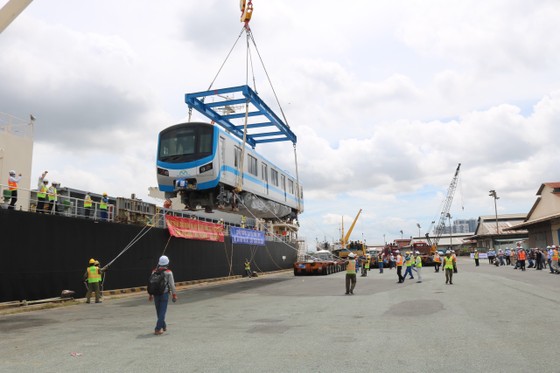Các toa đầu tiên của metro số 1 (Bến Thành - Suối Tiên) cập cảng Khánh Hội ảnh 2