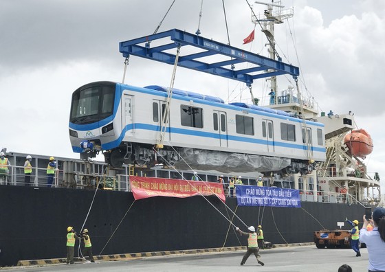 Các toa đầu tiên của metro số 1 (Bến Thành - Suối Tiên) cập cảng Khánh Hội ảnh 3