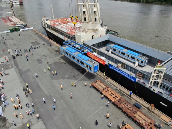 Các toa đầu tiên của metro số 1 (Bến Thành - Suối Tiên) cập cảng Khánh Hội ảnh 11