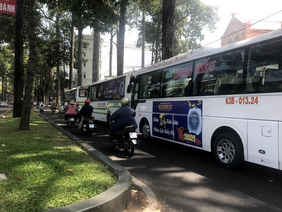 Xử lý người đứng đầu địa phương để xảy ra tình trạng xe đón, trả khách sai quy định ảnh 1 Xử lý người đứng đầu địa phương để xảy ra tình trạng xe đón, trả khách sai quy định ảnh 1