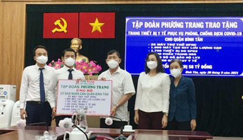 Tập đoàn Phương Trang trao tặng hàng ngàn trang thiết bị y tế hỗ trợ quận Bình Tân phòng, chống dịch Covid-19. Ảnh: QUỐC HÙNG