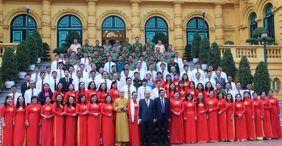 Chủ tịch nước Nguyễn Xuân Phúc gặp mặt đoàn đại biểu điển hình tiên tiến tỉnh Vĩnh Long ảnh 4