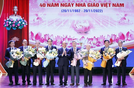Chủ tịch nước Nguyễn Xuân Phúc chúc mừng các nhà giáo nhân dân. Ảnh: TTXVN