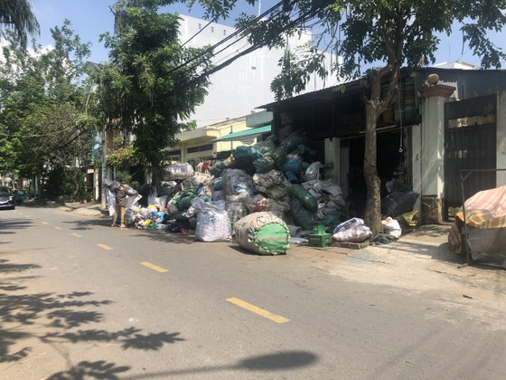 Ngoài cơ sở trên, lãnh đạo phường 7, quận 8 cũng kiến nghị xử lý các vựa thu mua phế liệu và di dời đến nơi an toàn. Ảnh: QUỐC HÙNG ảnh 3 Ngoài cơ sở trên, lãnh đạo phường 7, quận 8 cũng kiến nghị xử lý các vựa thu mua phế liệu và di dời đến nơi an toàn. Ảnh: QUỐC HÙNG ảnh 3