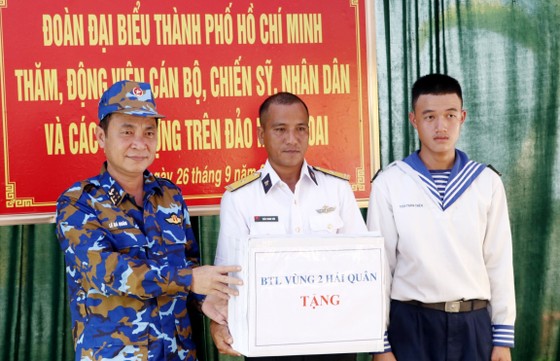 Thăm, tặng quà cán bộ, chiến sĩ và nhân dân trên đảo Hòn Khoai ảnh 5