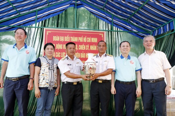 Thăm, tặng quà cán bộ, chiến sĩ và nhân dân trên đảo Hòn Khoai ảnh 1