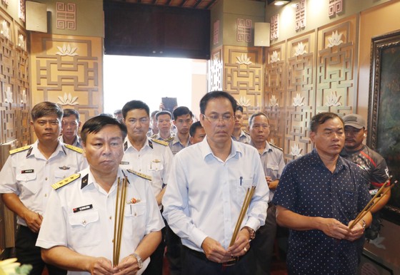 Đoàn cán bộ, chiến sĩ Hải quân tham quan các di tích lịch sử tại TPHCM ảnh 3