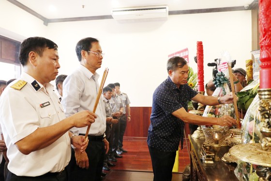 Đoàn cán bộ, chiến sĩ Hải quân tham quan các di tích lịch sử tại TPHCM ảnh 2