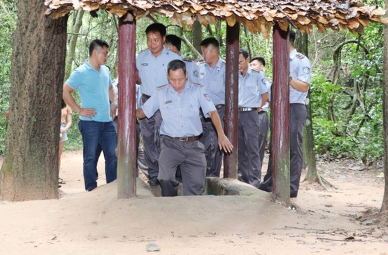 Đoàn cán bộ, chiến sĩ Hải quân tham quan các di tích lịch sử tại TPHCM ảnh 5
