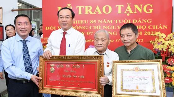 Bí thư Thành ủy TPHCM Nguyễn Văn Nên trao Huy hiệu 85 tuổi Đảng cho đồng chí Nguyễn Thọ Chân ảnh 2