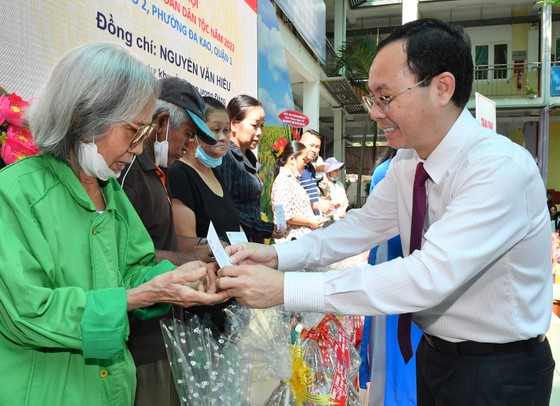 Phó Bí thư Thành ủy TPHCM Nguyễn Văn Hiếu tặng quà cho hộ nghèo tại Ngày hội Đại đoàn kết toàn dân tộc, khu phố 2, phường Đa Kao, quận 1. Ảnh: VIỆT DŨNG