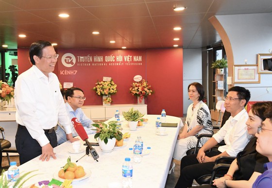 Chủ tịch UBND TPHCM Phan Văn Mãi thăm cơ quan báo chí, truyền hình ảnh 2