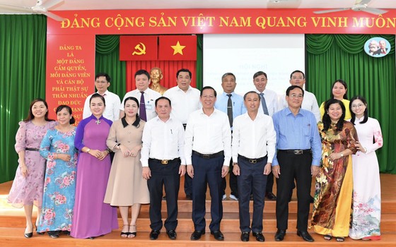 Chủ tịch UBND TPHCM Phan Văn Mãi: Tập trung nghiên cứu xây dựng và triển khai đề án xây dựng nền công vụ TPHCM ưu tú ảnh 1