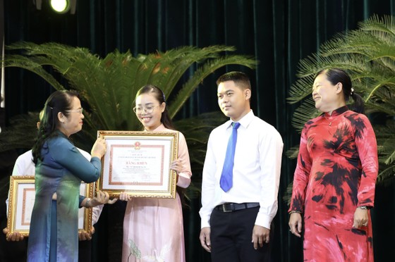 Chủ tịch UBND TPHCM Phan Văn Mãi: Đưa phong trào thi đua yêu nước ngày càng đi vào chiều sâu, thực chất, hiệu quả hơn  ảnh 5