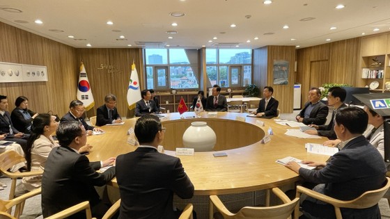Hoạt động của Chủ tịch UBND TPHCM tại Hàn Quốc ngày 25-9 ảnh 3