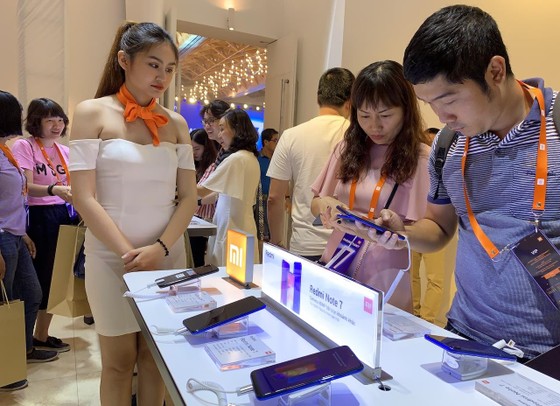 Người dùng trải nghiệm điện thoại của Xiaomi tại sự kiện
