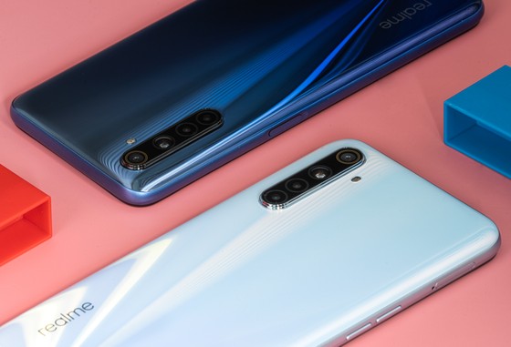 Realme 6 với hai màu: Sao Băng Trắng, Sao Băng Xanh