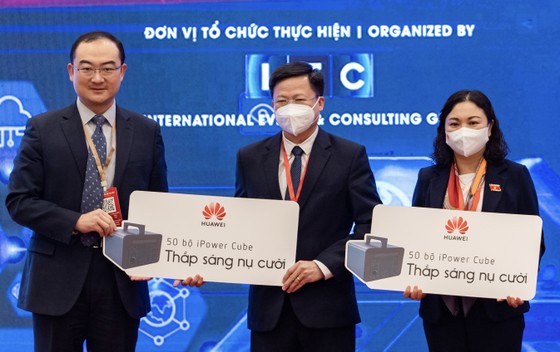 Ông David Wei, Tổng Giám đốc Huawei Việt Nam trao tặng 100 bộ thiết bị sạc dự phòng di động thông minh iSitePower-M