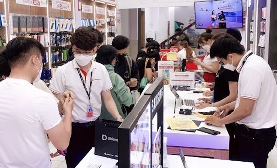 Khách hàng mua sắm dịp Tết Nguyên Đán tại Di Động Việt