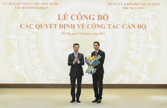 Bộ trưởng Bộ TT-TT Nguyễn Mạnh Hùng tặng hoa  chúc mừng Chủ tịch HĐTV MobiFone Nguyễn Hồng Hiển