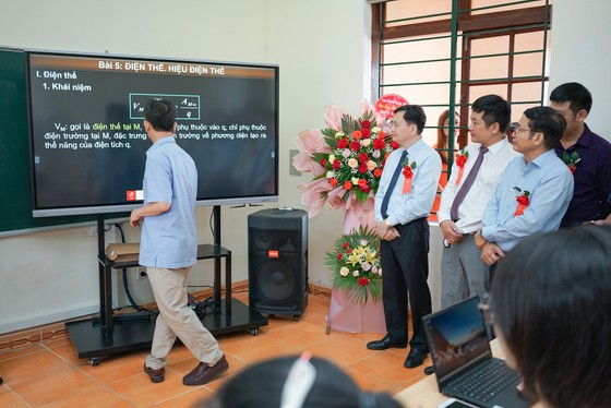 Lenovo công bố đã hợp tác xây dựng một “Lớp học thông minh Lenovo” tại Trường THPT Ba Đình, huyện Nga Sơn, Thanh Hóa