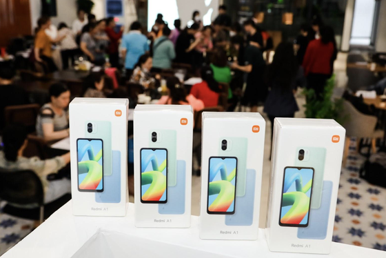 100 chiếc smartphone đã được trao đến các chị em buôn bán trên nền tảng số