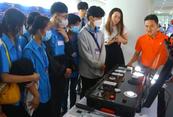 Khách tham quan tham khảo sản phẩm FPT tại Techfest Vietnam 2022