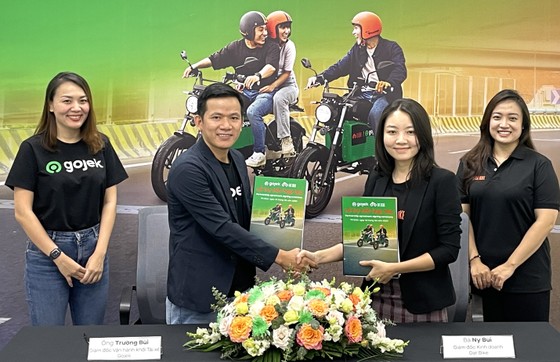 Gojek Việt Nam hợp tác với Dat Bike thí điểm vận chuyển hành khách bằng xe máy điện ảnh 1