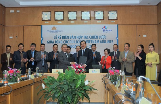 Đại diện Tổng cục Du lịch Việt Nam và đại diện Hãng hàng không quốc gia Vietnam Airlines ký Biên bản hợp tác chiến lược giai đoạn 2020-2022 về quảng bá, xúc tiến du lịch