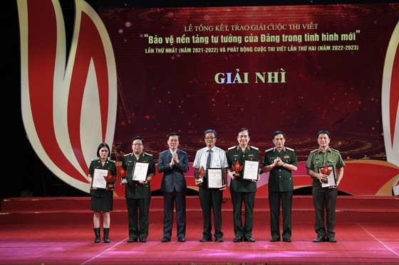28 tác phẩm đoạt giải cuộc thi viết “Bảo vệ nền tảng tư tưởng của Đảng trong tình hình mới” ảnh 2